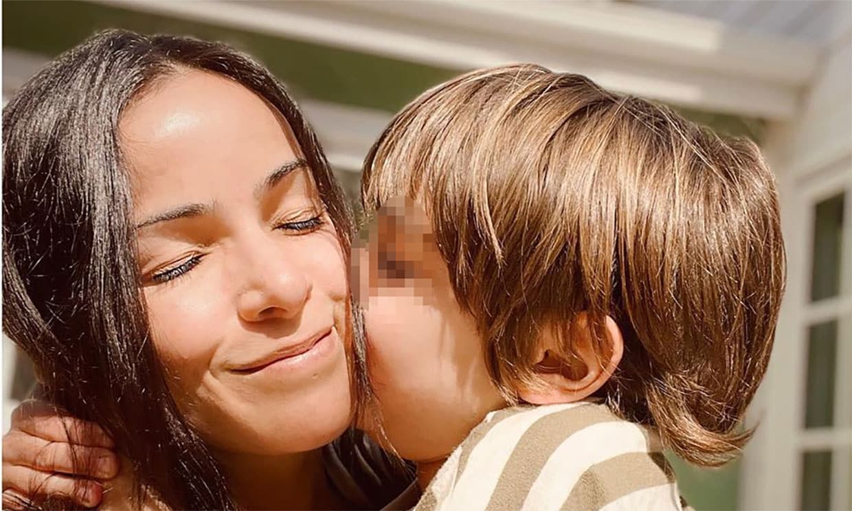 Raquel del Rosario con su hijo Leo, diagnosticado con un trastorno del espectro autista