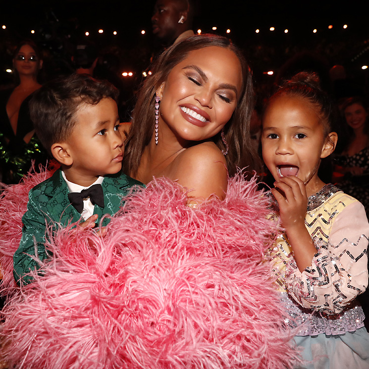 De los simpáticos hijos de Chrissy Teigen al beso de Justin y Hailey Bieber: los momentazos de los Grammy