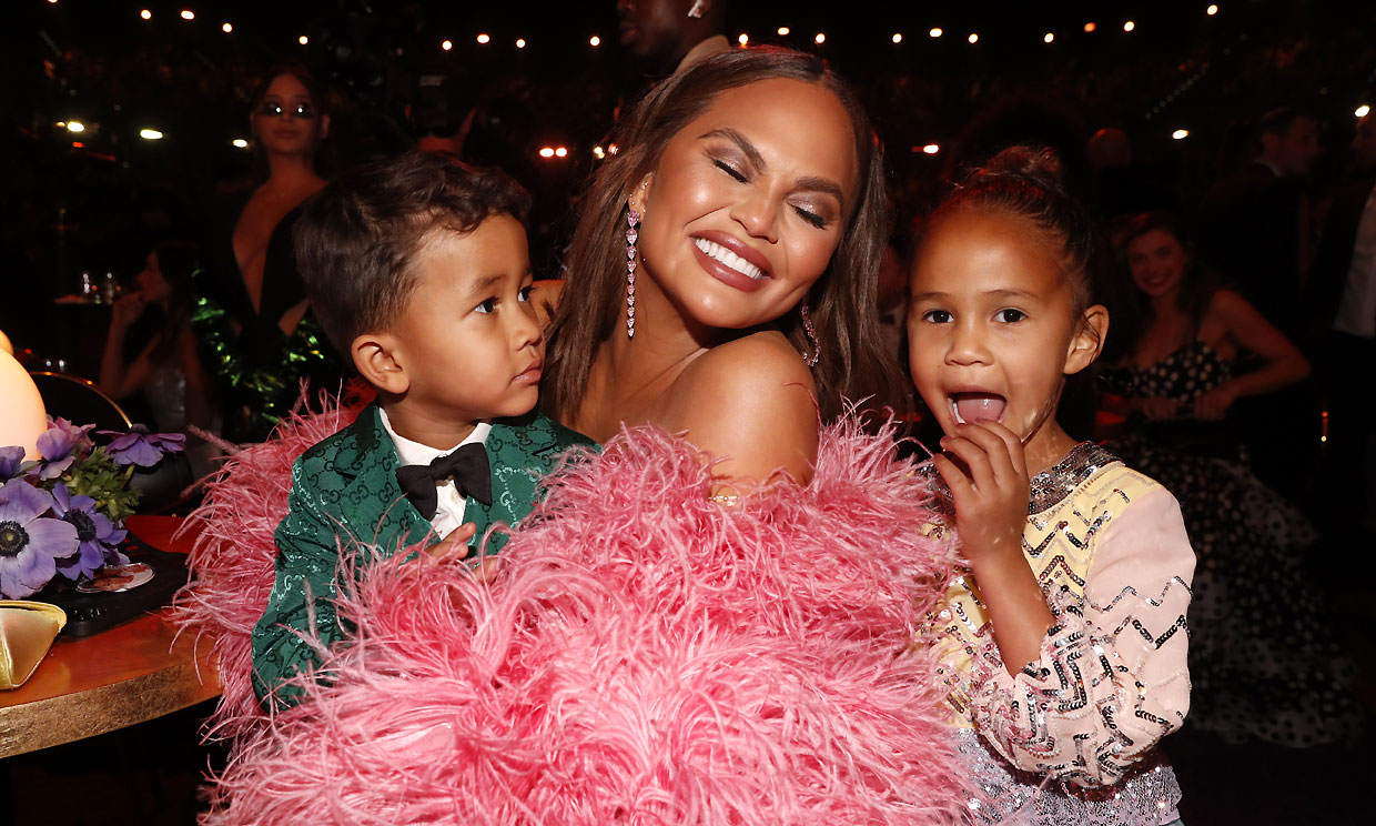 De los simpáticos hijos de Chrissy Teigen al beso de Justin y Hailey Bieber: los momentazos de los Grammy