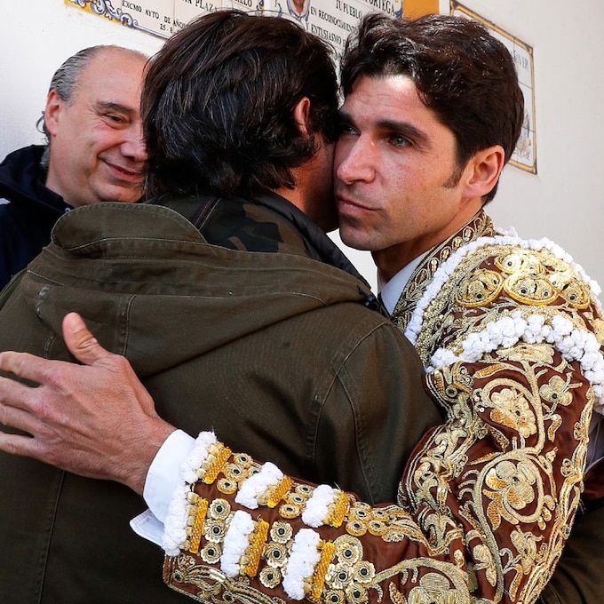 El cariñoso abrazo de Cayetano Rivera y su primo José Antonio Canales que denota su buena sintonía