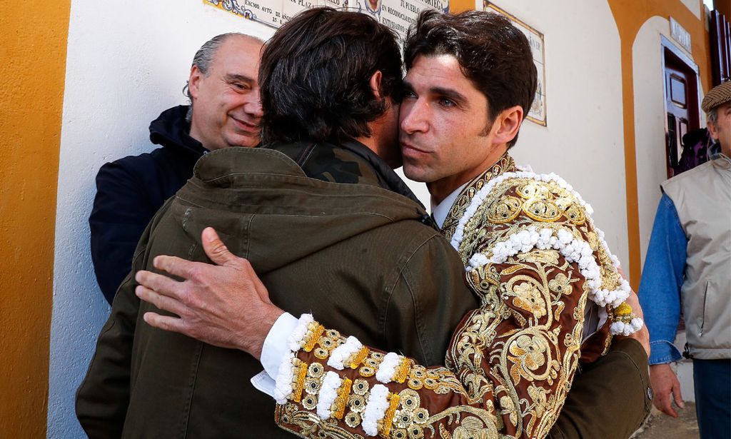 El cariñoso abrazo de Cayetano Rivera y su primo José Antonio Canales que denota su buena sintonía