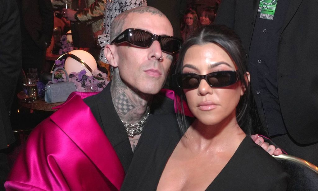 Kourtney Kardashian y Travis Barker en los premios Grammy