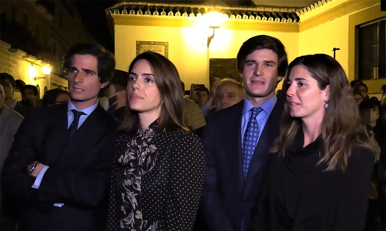 Fernando y Carlos Fitz-James Stuart viven 'La Madrugá' junto a sus mujeres, Sofía Palazuelo y Belén Corsini