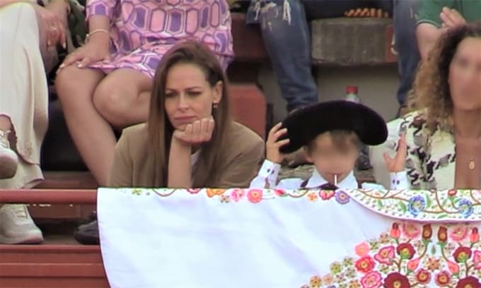 Eva González, muy emocionada tras el primer brindis de Cayetano Rivera a su hijo en una plaza de toros