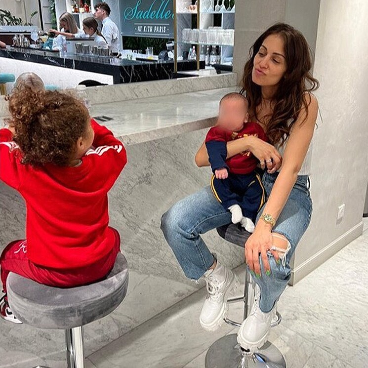 Hiba Abouk disfruta con sus niños en una jornada de paseo y fútbol por París