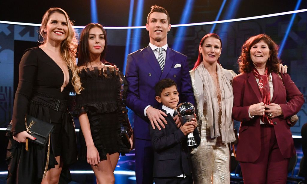 Cristiano Ronaldo y Georgina Rodríguez junto a la familia del futbolista
