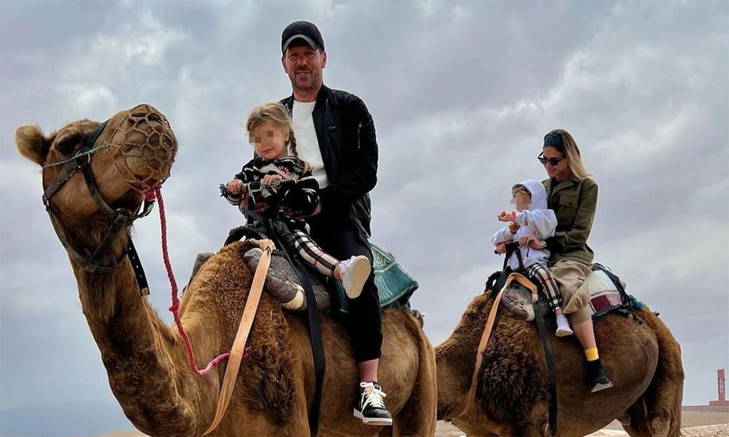 Paseo en camello y ruta en quad, la escapada de Carla Pereyra y Simeone con sus hijas al desierto