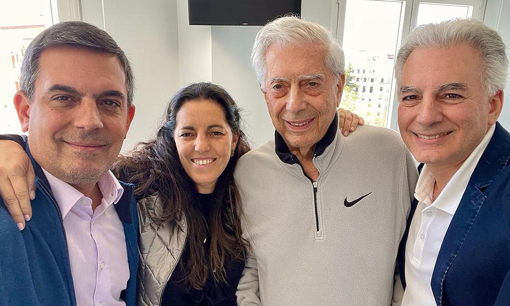 Primeras imágenes de Mario Vargas Llosa tras recibir el alta médica