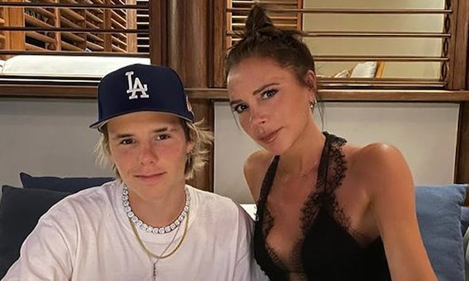 Victoria Beckham junto a su hijo Cruz