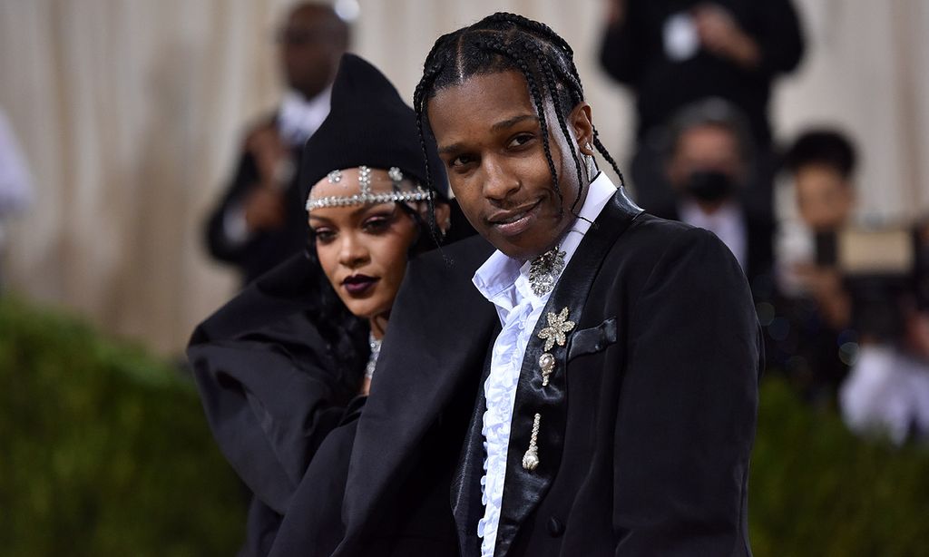 Rihanna celebra su 'baby shower' después de que la policía encontrara armas en casa de su novio