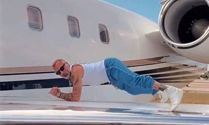 ¡Bailando twerking sobre las alas de su avión privado! Así celebra Gianluca Vacchi el último éxito de Anitta