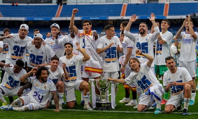 Sandra Garal, Daphne Cañizares, Mishel Gerzig... saltan al terreno de juego para celebrar el título del Real Madrid con sus parejas