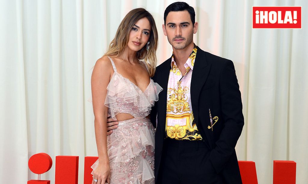 Alejandro Speitzer y Shannon eligen la sala ¡HOLA! de los Premios Platino para posar juntos por primera vez