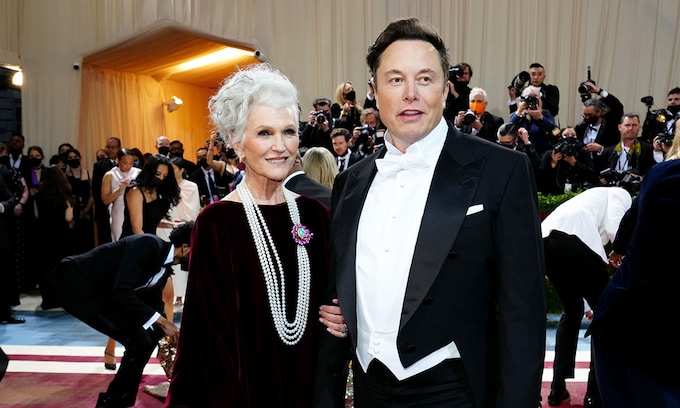 Elon Musk junto a su madre Maye Musk
