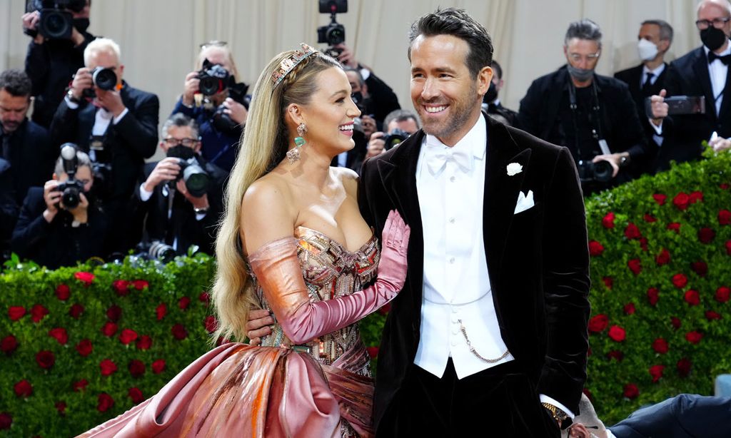 Blake Lively deja boquiabierto a Ryan Reynolds con la transformación de su vestido en la Gala MET