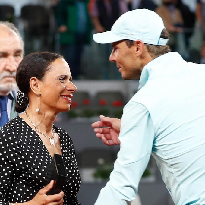 Claudia Rodríguez, viuda de Manolo Santana, arropada por Rafa Nadal en el emotivo homenaje al tenista en Madrid