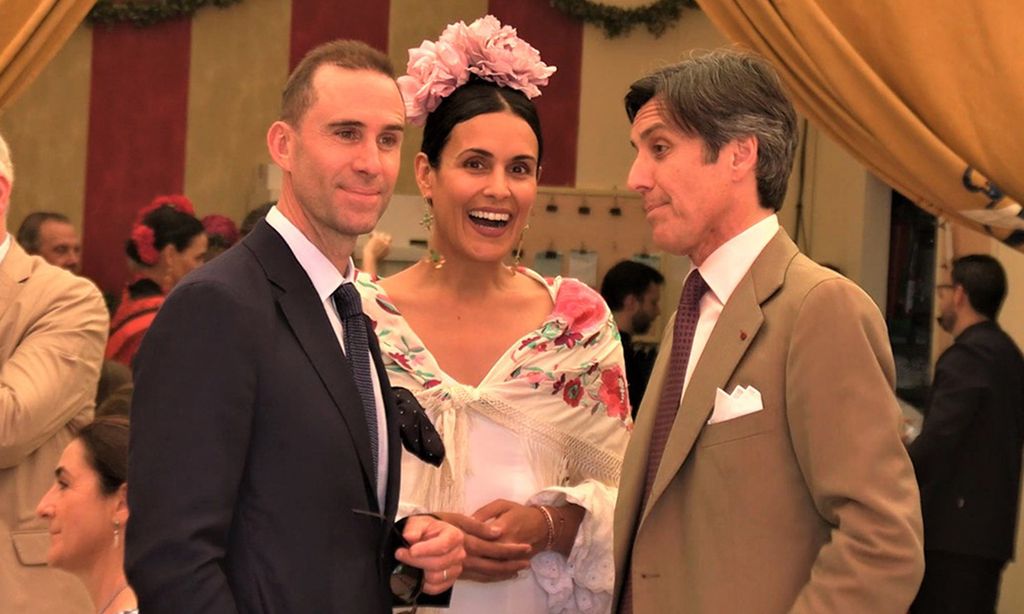 Joseph Fiennes, de 'El cuento de la criada', disfruta de la Feria de Sevilla junto a su mujer española