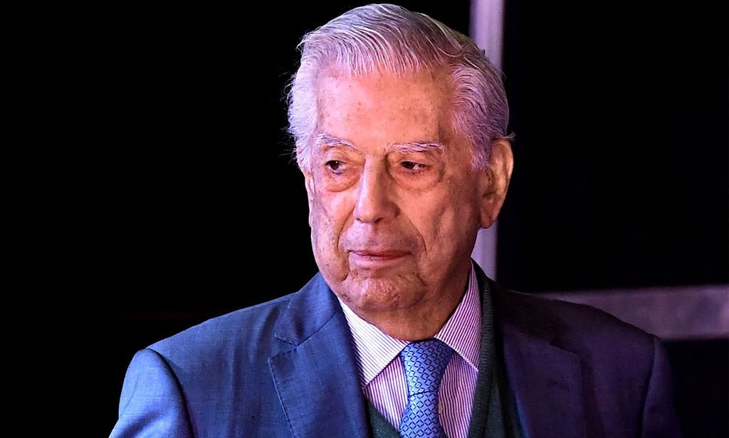 Mario Vargas Llosa cruza el charco en su primer acto público tras recuperarse del covid