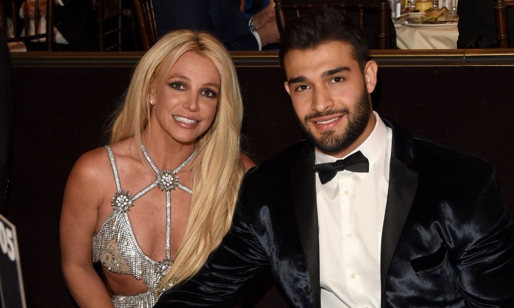 Blanco, radiante y con un 'intruso': Britney Spears comparte una parte de su vestido de novia