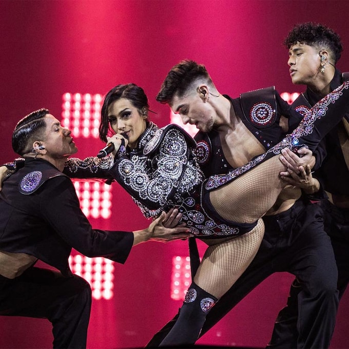Laura Pausini y Mika no se resisten a bailar 'SloMo' de Chanel en el backstage de Eurovisión