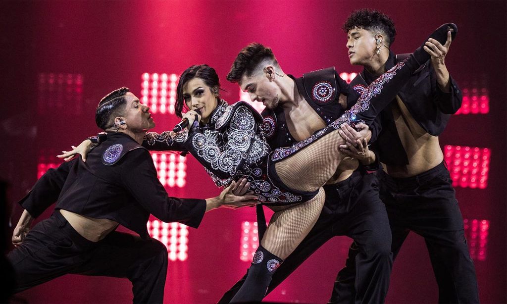 Laura Pausini y Mika no se resisten a bailar 'SloMo' de Chanel en el backstage de Eurovisión