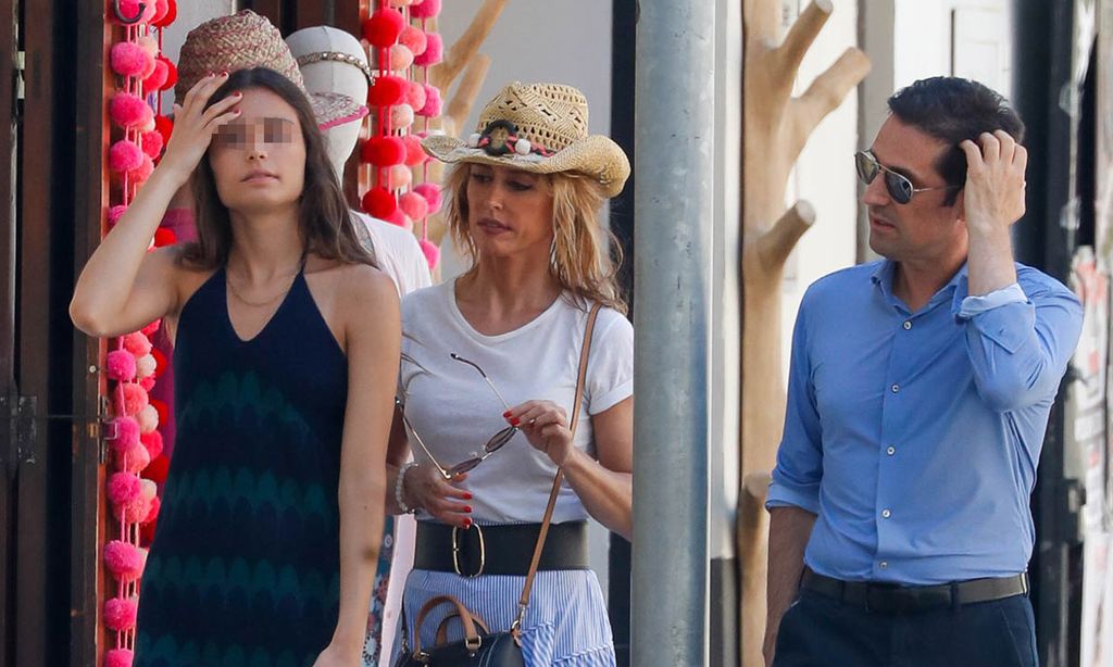 Emma García se escapa a Ibiza con su familia y protagoniza un espectacular posado en bikini