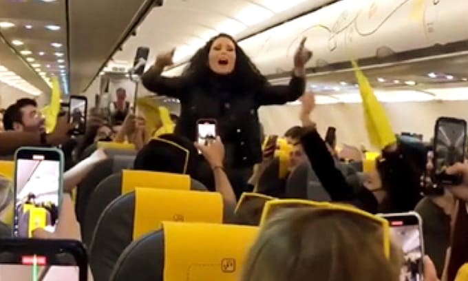 Rosa López desata la locura en un avión repleto de Eurofans y les da una sorpresa que jamás olvidarán