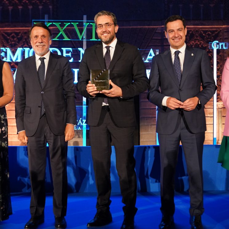 Máximo Huerta gana el premio Fernando Lara mientras sigue volcado en su madre