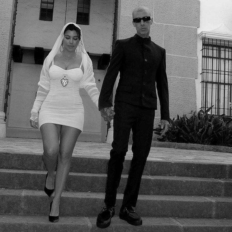 Con un original look y en descapotable, las llamativas imágenes de la boda de Kourtney Kardashian y Travis Barker