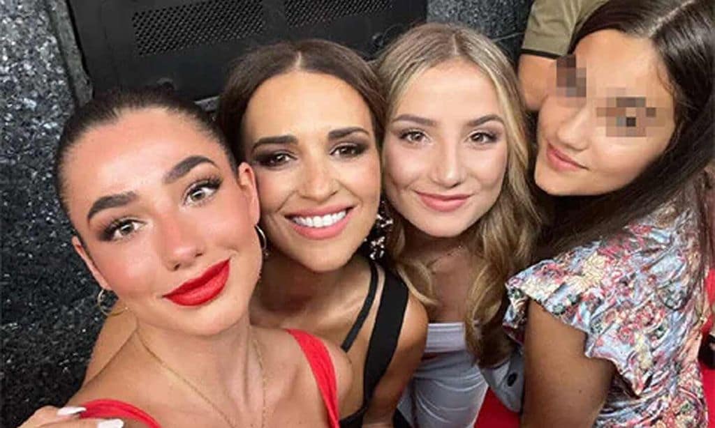 'Selfies' con 'influencers' y el estreno de su serie favorita: el plan de chicas de Paula Echevarría y Daniella