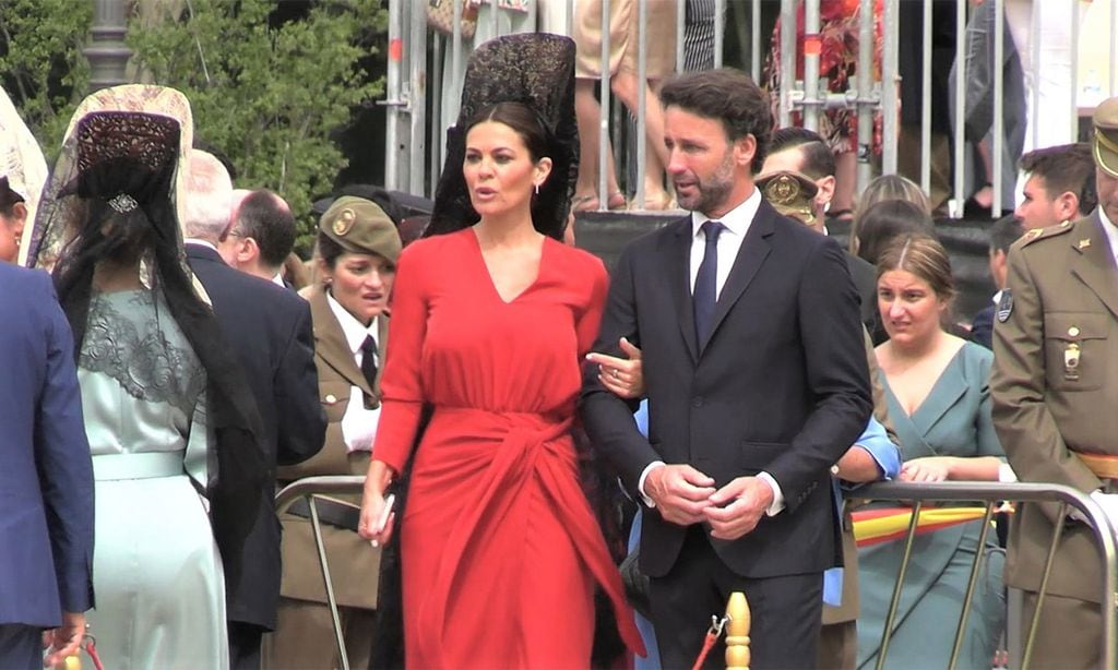 María José Suárez y Álvaro Muñoz Escassi, felices y enamorados, juran bandera en la Plaza de España de Sevilla