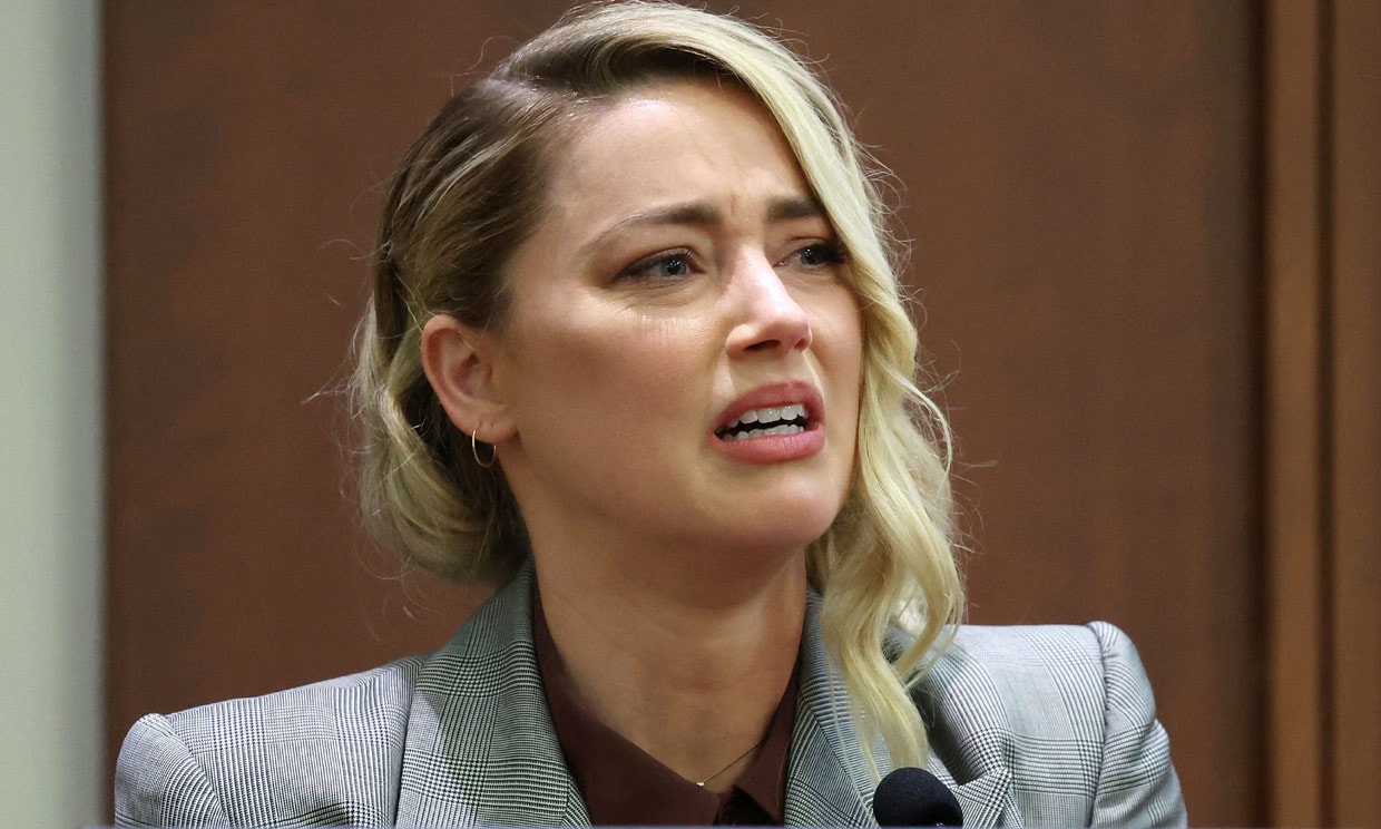 Amber Heard se derrumba en el juicio con Johnny Depp