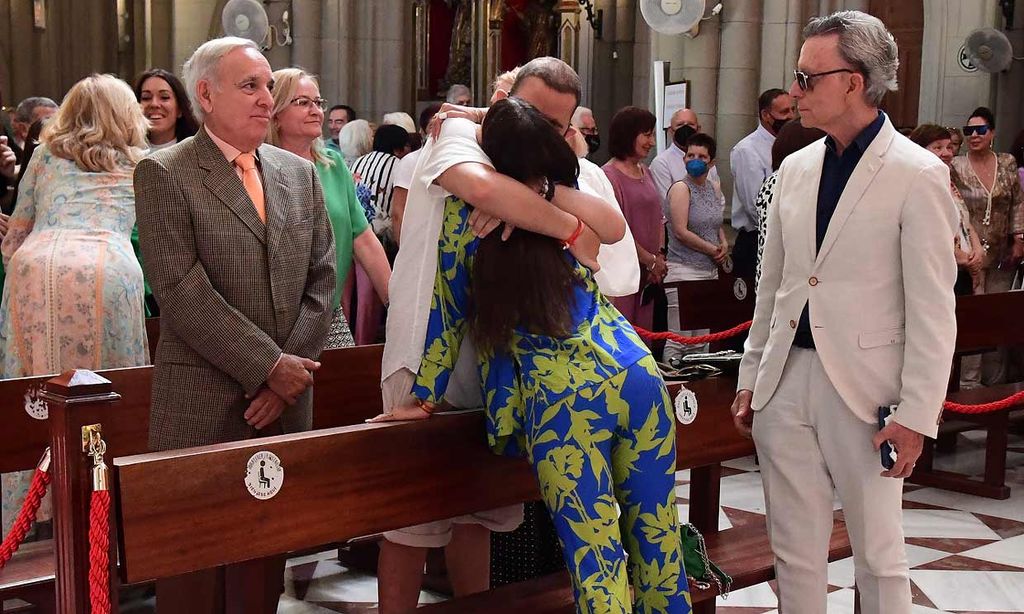 El emotivo abrazo de Gloria Camila con su sobrino, David Flores, en el Día Internacional de Rocío Jurado