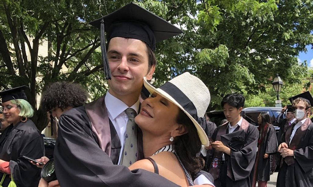 Catherine Zeta-Jones, una orgullosa madre en la graduación universitaria de su hijo mayor Dylan