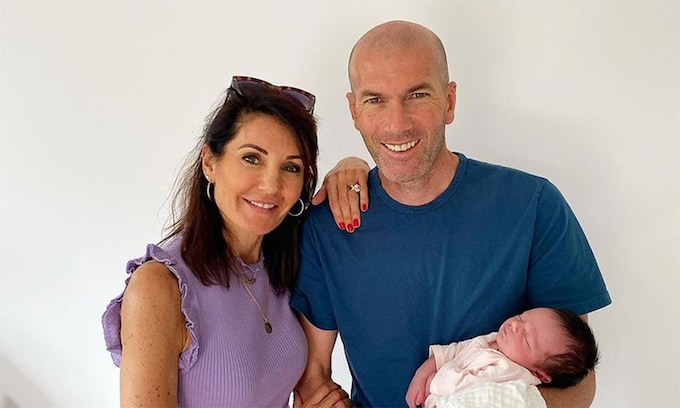 Zinedine Zidane y su esposa Véronique Fernández, posan felices con su primera nieta