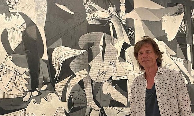 Mick Jagger con el Guernica de Picasso 