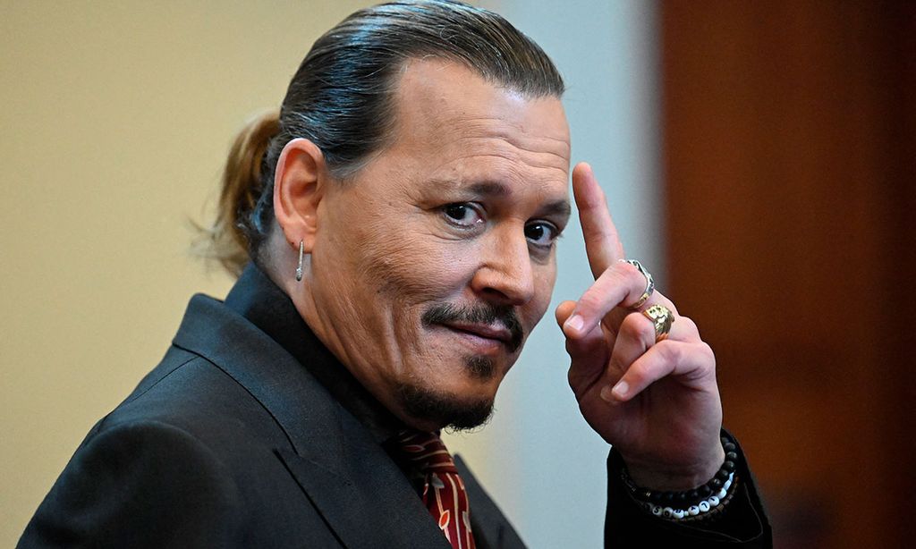 La pulsera amuleto que ha lucido Johnny Depp con el nombre de sus hijos en su batalla judicial