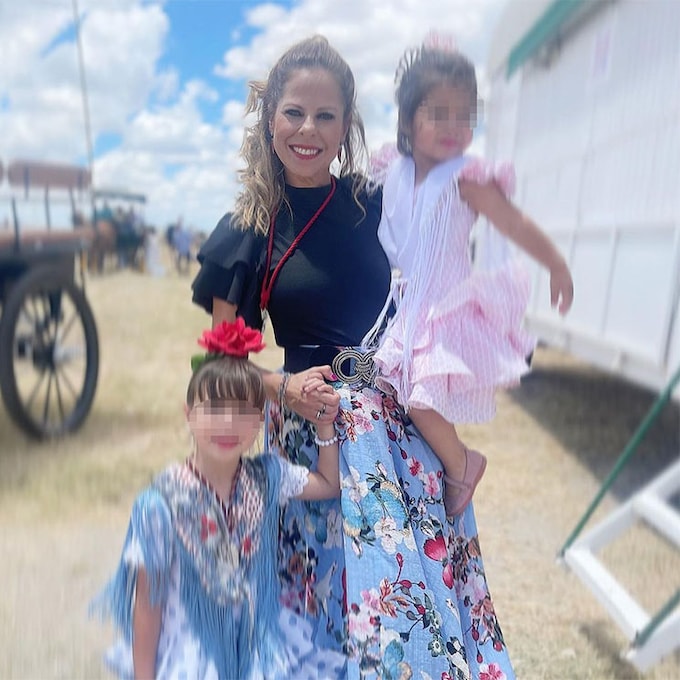 Pastora Soler con sus hijas Estrella y Vega, dos simpáticas rocieras de camino a Almonte