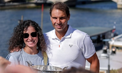 El inusual posado de Rafa Nadal y Mery Perelló juntos con la copa del campeón