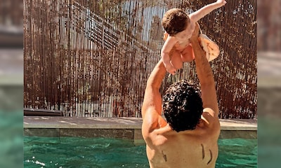 Jaime Lorente muestra el primer chapuzón en la piscina con su hija Amaia