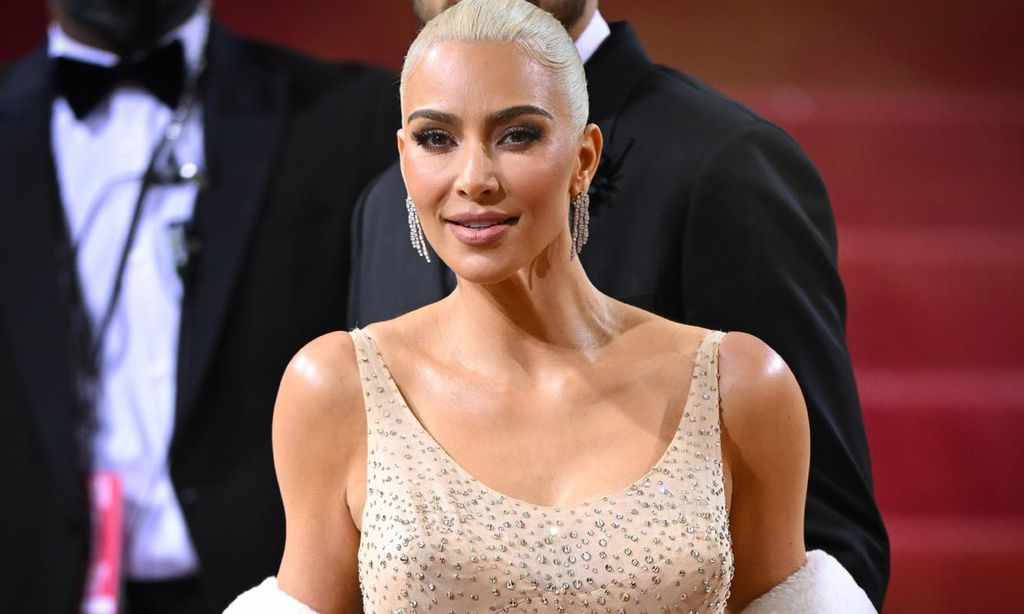 Kim Kardashian criticada por haber roto el vestido de Marilyn Monroe
