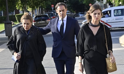 Miguel Báez 'el Litri', acompañado de su mujer Casilda Ybarra en el funeral por su madre en Madrid