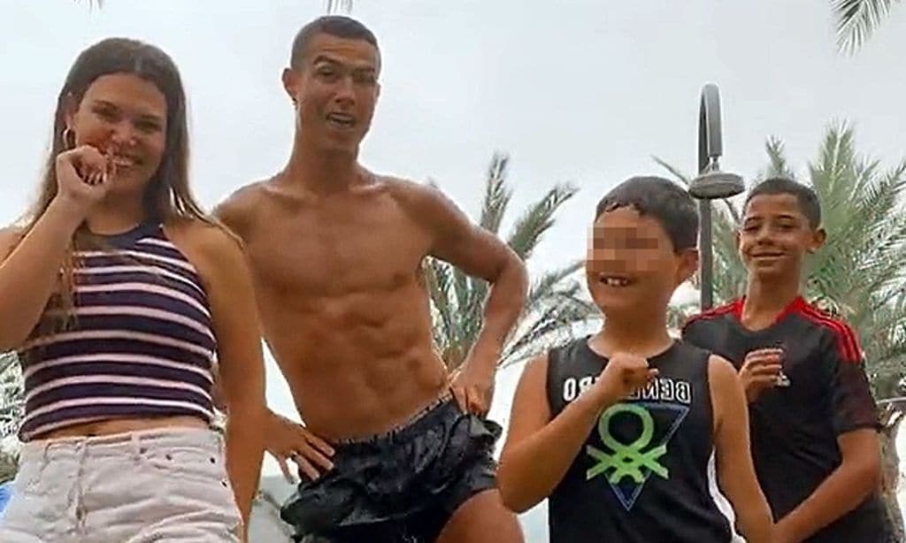 Cristiano Ronaldo, como nunca le habíamos visto en un divertido vídeo bailando en familia