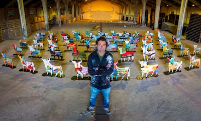 El proyecto artístico que ha vuelto a unir a Jordi Mollá con el toro de Osborne 30 años después de 'Jamón, Jamón'