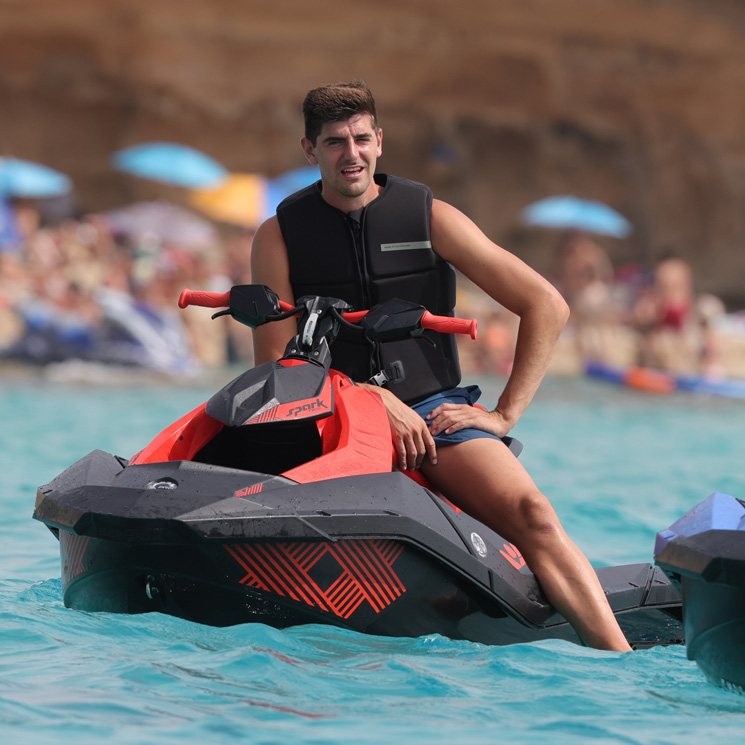 ¡A toda velocidad! Thibaut Courtois surca los mares junto a su prometida, Mishel Gerzig 