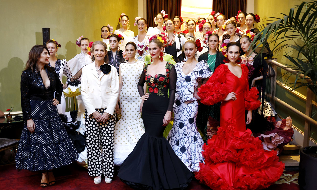 La infanta Elena recibe un premio de manos de Raquel Revuelta por su sentir flamenco