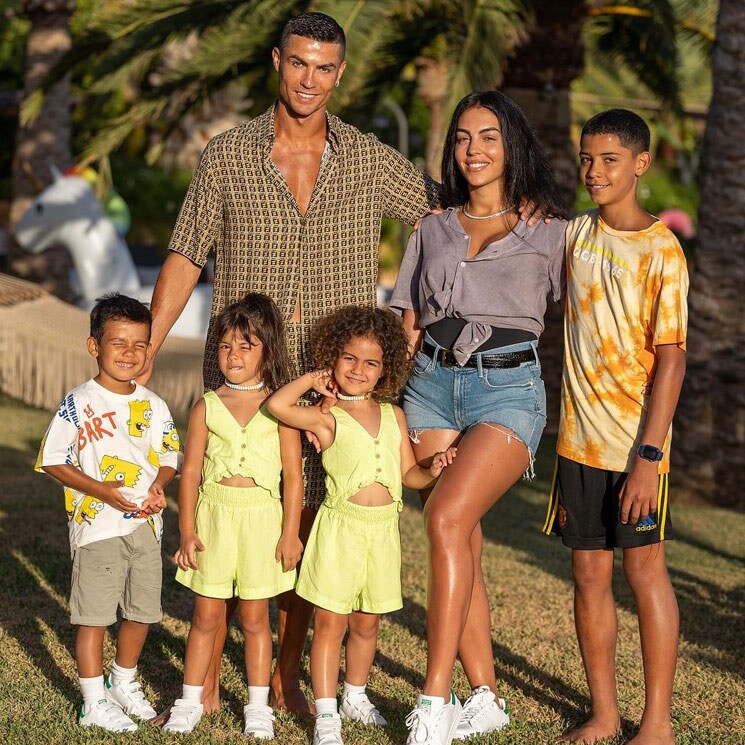 Risas, chapuzones en el mar... Cristiano y Georgina se refugian en su familia en su verano más difícil