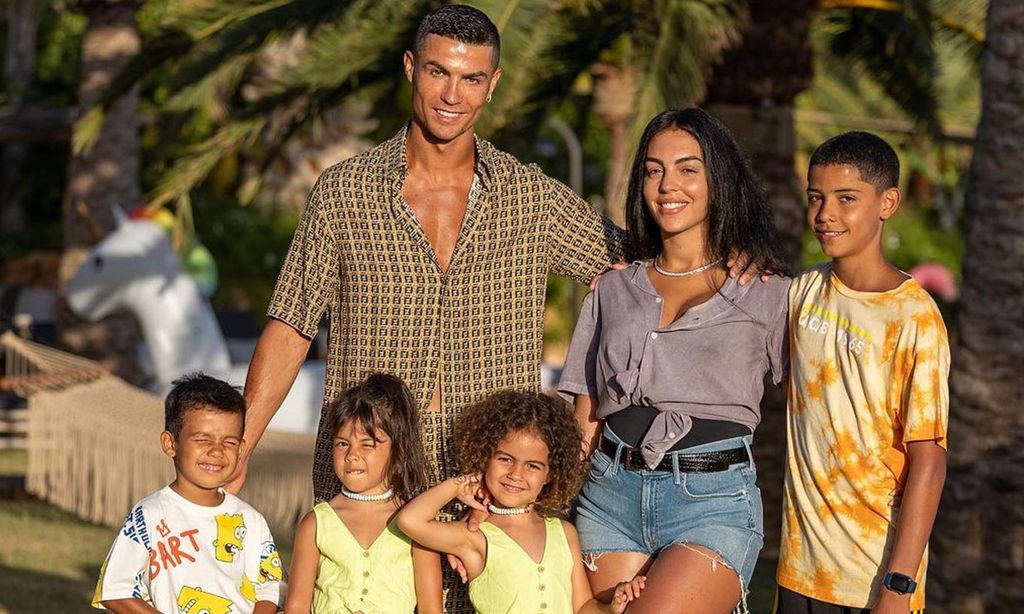 Risas, chapuzones en el mar... Cristiano y Georgina se refugian en su familia en su verano más difícil