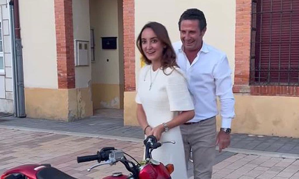 Imagen de Lucía y Papín con una motocicleta 