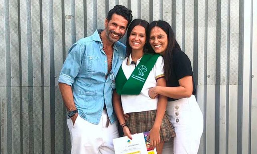 Oscar Higares y su mujer, Sandra Álvarez, muy orgullosos en la graduación de su hija mediana, Martina